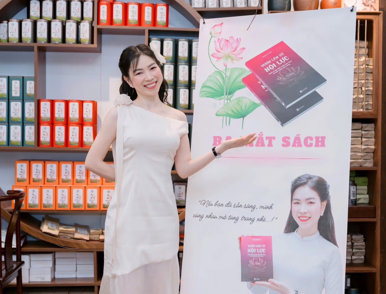 Cô Thảo Tâm áo trắng tại buổi ra mắt sách Vươn Lên Từ Nội Lực